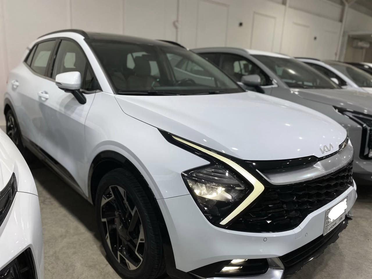 كيا سبورتاج2023 خليجي وكالة الدولية فول 
1/1 بنوراما ماشية 62 الف كيلو ورقم بغداد
ومكفولة من الصبغ والتبديل والفتح وشرط 
الفحص ومحرك وكير كذلك مكفولات زيرو 
السعر هو 22000$ الف دولار او 220 ورقة 
ومكاني هو بغداد رقمي *********** 
السيارة بصمة و تشغيل عن بعد و بنوراما و
صندوق كهرباء و نقط عمياء و لايت زنون و 
بلوجكتر زنون ولد امامي وخلفي و حساسات 
امامية وخلفية وكامرة خلفية دوارة و كراسي 
كهرباء وقطعتين تبريد وكراسي تدفئة و هيتر ستيرن و دشبول ديجتال ومحرك 2.0 دوش
