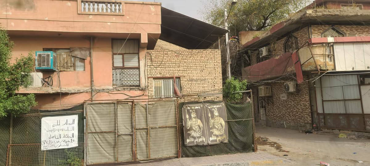 سلام عليكم دار للبيع
م/86
و/10,75
ن/8
بدون الحائط الفاصل 
العنوان مدينه الصدر قطاع 8 الخدمي مقابل الهايبر ماركت
***********
