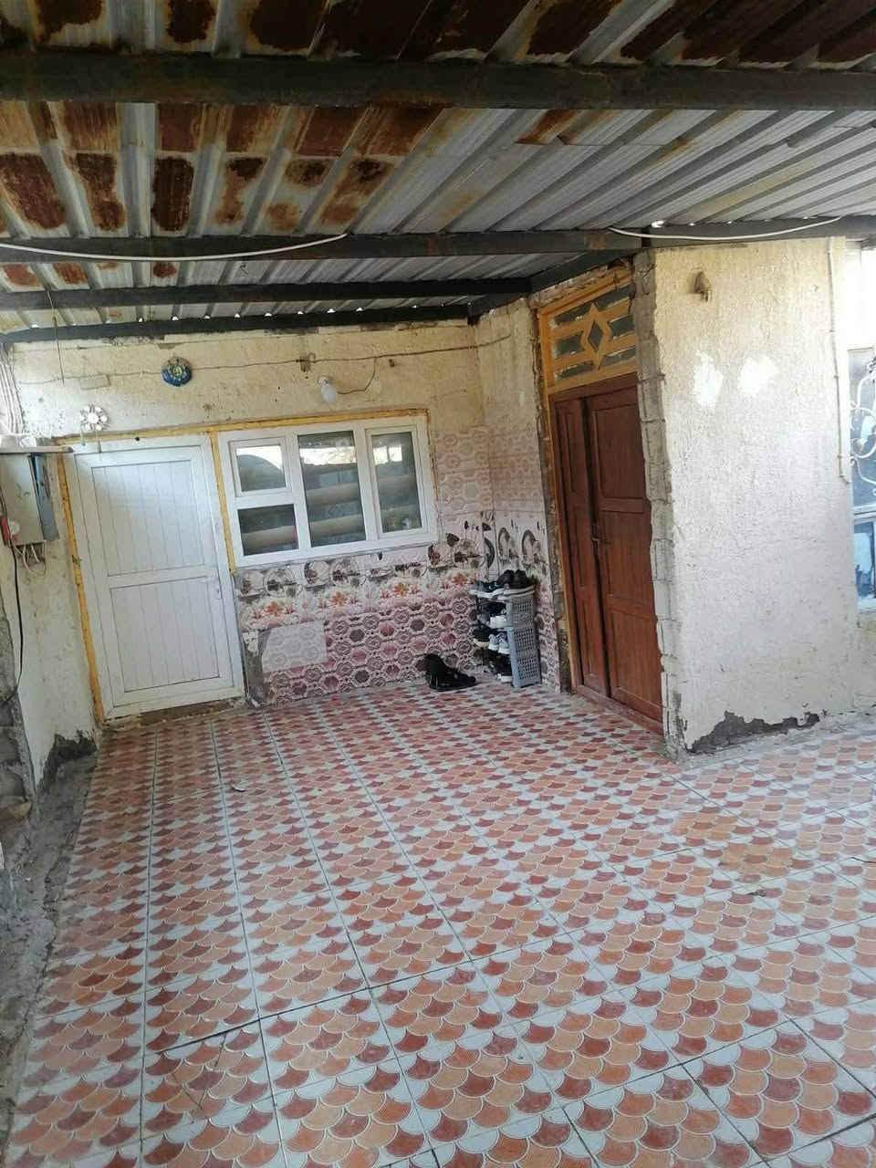 السلام عليكم بيت للبيع 200 متر قرب سيد عوده طابو زراعي كهرباء ماي مجاري غرفتين نوم وصاله ومطبخ وبرانيه سقف ثانوي كل البيت ***********
