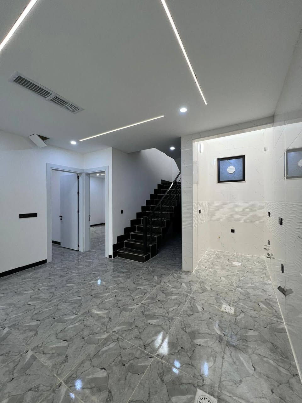 للبيع دار طابق واحد واجهة ملكية
مساحة العقار : 135متر
 موقع : كركوك شوراو قاطع السابع قرب شارع العام
عدد غرف العقار : 2 غرف نوم 
للأستفسار : التواصل على رقم التالي 
 📞***********
