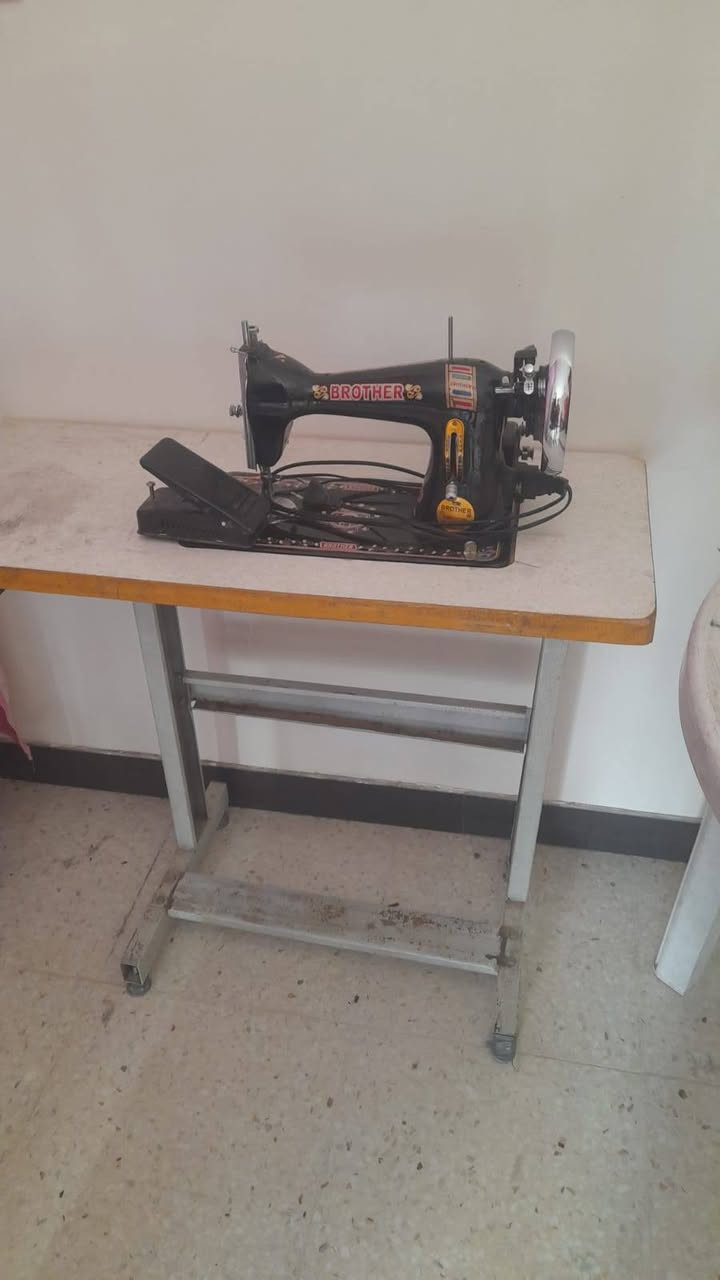 تخم سبع مقاعد ابو السرير النظافه 80٪العسر 200الف ماكنة خياطه للبيع السعر 50الف العنوان شهداء البياع رقم الهاتف ***********
