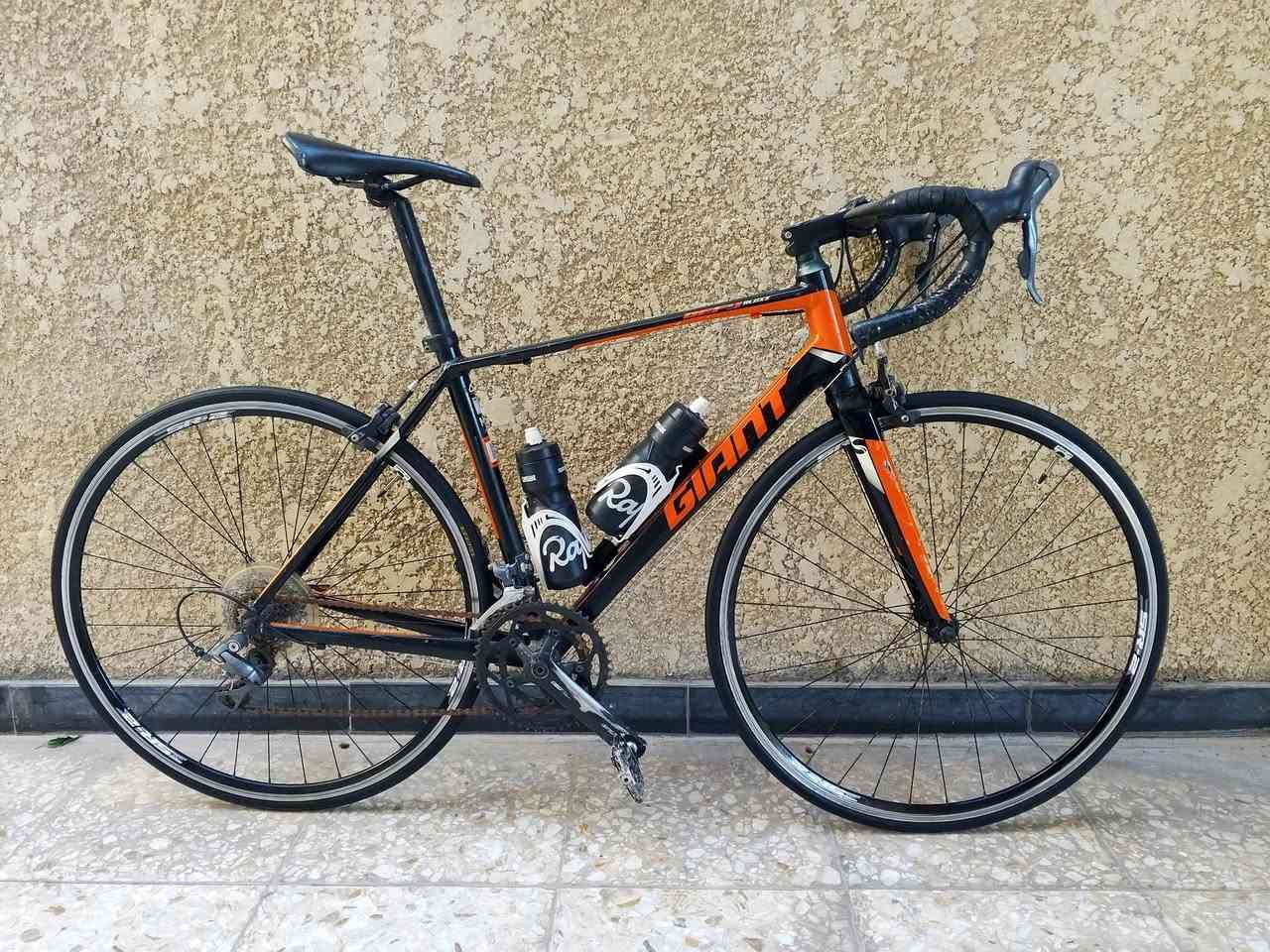 ‏🚴‍♂️ دراجة GIANT Defy 2016 للبيع 🚴‍♂️
‏
‏دراجة نضيفة جدًا وحالتها ممتازة، استعمال شخصي ومرتبة بالكامل.
‏
‏المواصفات:
‏
‏النوع: Giant Defy
‏
‏الموديل: 2016
‏
‏قياس الفريم: 53
‏
‏الحجم: Medium
‏
‏السستم: كلارس
‏
‏عدد السرعات: 2×8
‏
‏ستيرن: كاربون ماركة Eciosl
‏
‏ماشة: كاربون مختومة Giant
‏
‏ويالة: giant SR-2 
‏ 
‏تايرات: Kenda (مشدوّدات قبل فترة قليلة)
‏
‏
‏الملحقات:
‏
‏زوج مطاريات أصلية
‏
‏زوج قواعد مطاريات أصلية
‏
‏قاعدة عداد IGPSPORT
‏
‏بم رحال مختوم Giant
‏
‏عدة كاملة للبنچر
‏
‏چوب احتياط + رقعة
‏
‏
‏📌 ملاحظة: الدراجة ناقصها بايكر فقط.

‏💰 السعر: ( خاص )
‏📍 العنوان: ( بغداد )
‏📞 للتواصل: (***********)
