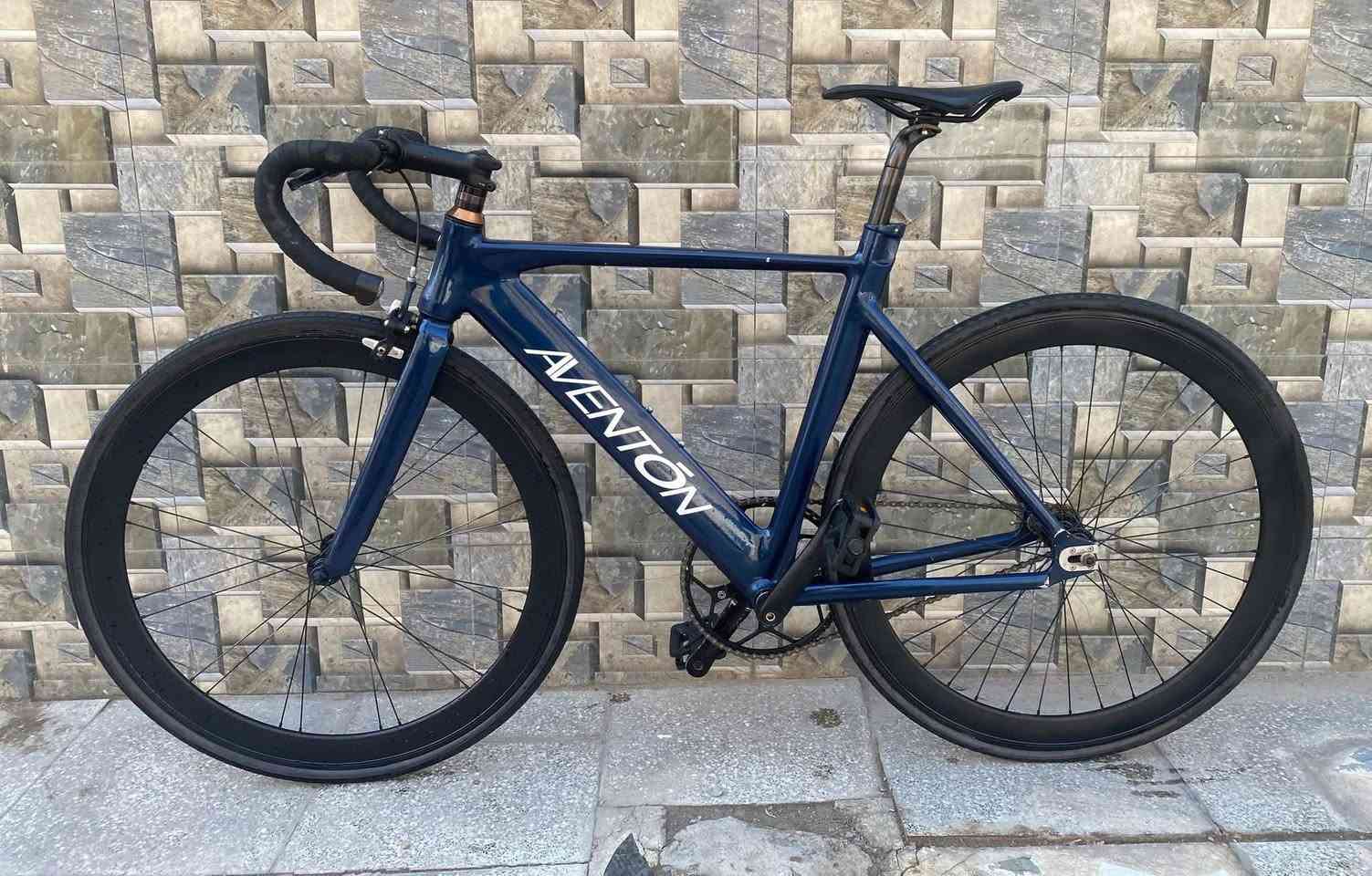 السلام عليكم🌹
للبيع فقط 

بايسكل فكسد 

ماركه AVENTON 🔵

لشه مضلعه

معدن فول المنيوم 

صينية 58 سن

خفيف جدا وسريع ✈

جاهز اي عطل مابي👍🏻#

حجم C700 /28
  
فريم عالي 54

السعر 300

العنوان :🏭
كمالية 
 
نعتذر عن المراوس🚲

الرقم للتواصل /***********
