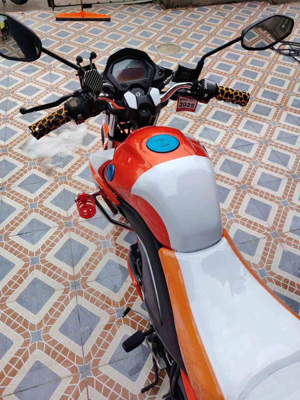 هاوجي هاوجي للبيع موديل 19  بعده زيرو مسجل لوحه وسنويه نكليزي دراجه بعده بلاديه كلشي بيها شغال سعره 14 ونص وبي مجال مكاني رمادي ٥ كيلو تحويل ثاني يوم
***********
