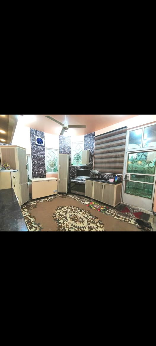 السلام عليكم بيت طابو زراعي ركن  يقع شارع  20م بمساحة  280 متر مربع بناء طابوق وكونكريت طابق واحد يحتوي على مشتملات
١.مطبخ
٢.صالة+درج دور
٣.اسقبال كبير
٤.غرفة نوم واسعة عدد٢
٥.مجمع صحي داخلي+مجمع صحي خارجي
٦.كراج
٧.حديقة
٨.ممر على شكل حرفL
 ٩.بيتونة بمساحة الصالة
خدمات كاملة ماء+مجاري+تبليط +معاملة جاهزة للتطويب ي
قريب جدا عن شارع جامعة القادسية

للاستفسار ***********
