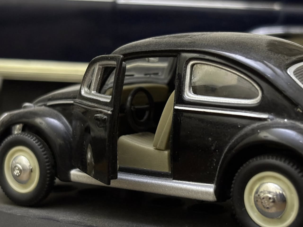 Volkswagen Beetle 🪲 

من شركة Hongweel الألمانية 🇩🇪 
1:43

السعر 16 الف

للحجز على الخاص او على الرقم ***********
