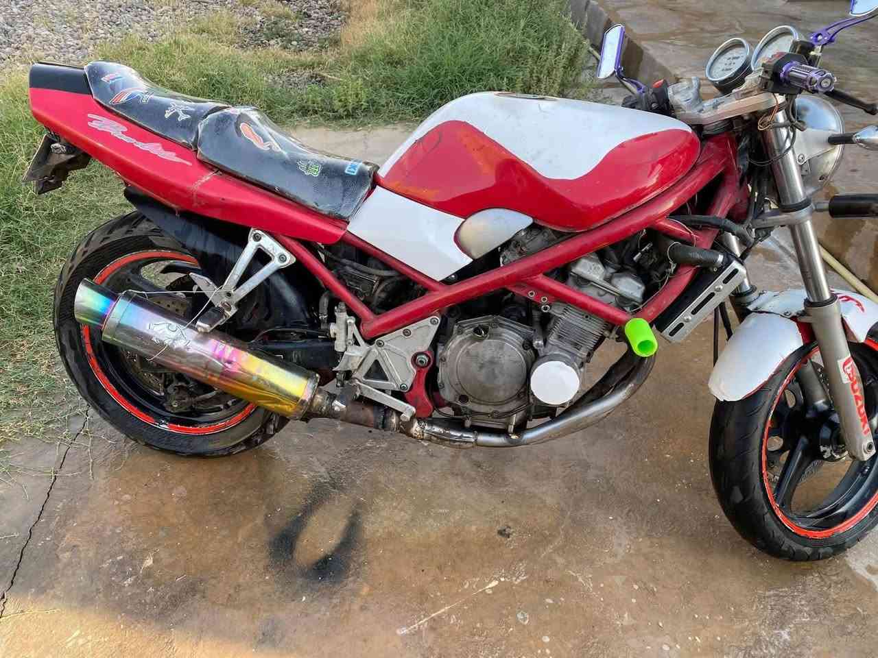 سلام عليكم 
مطور لبيع
نوع  باندة ياباني محرك 250 ربع 
 4 سلندر  و4كبرترات محرك لا دخن لا صرف شقال نكرة 
كهربائيات كلهة شقالة سرعة 180 
مطور نضيف بدوان اوراق بس مكاتبة 
السعر 700 بي مجال او مراوس 
***********
مكان صلاح الدين شرقاط
