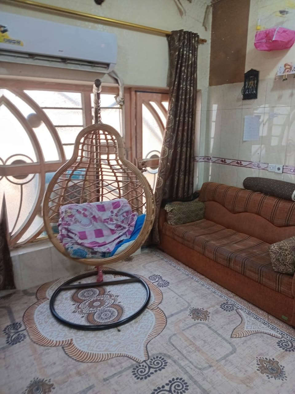 السلام عليكم 
دار للبيع في الشركة الصينيه (200m) (غرفتين+استقبال+صاله+مطبخ+ مجمع صحيات +صحيات خارجيه)
(سند 25)
بناء طابوك والسطح كونكريت
تبليط
ماء
كهرباء
يبعد عن الكورنيش ٥٠ متر 
السعر (100م) وبي مجال للشراي 
للتواصل هـ ***********
ومن الله التوفيق 💖💖
