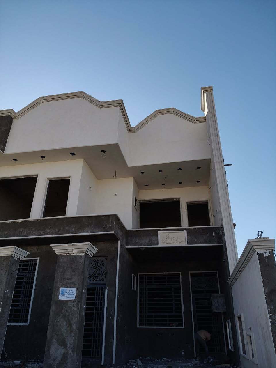 السلام عليكم 
لباخ متفرّغ حالين جص وسمنت وطلس واجهات ونثر 
اشتغل بليومه والمتر ومقطوعه وبسعر مناسب هذا رقمي ***********
***********
