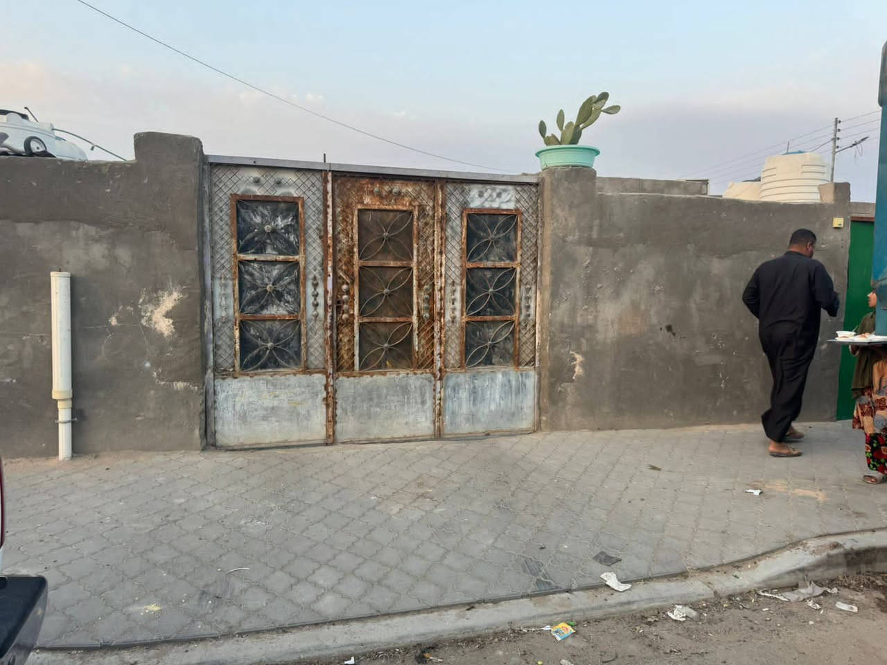 بيت حواسم للبيع المساحة 200 في حي الصحفيين الاولى مقابيل الاطفاء يحتوي على غرفتين وصالة وديوان وحمام السعر 30 وبي مجال للاتصال ***********
