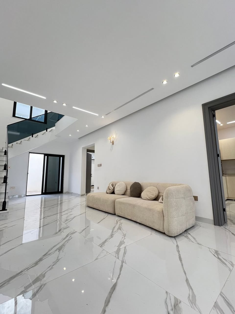 #للبيع #اربيل
#كنجان
بيت مساحة 350 متر  واجهه حديقه 
يحتوي البيت  
صالة ضيوف 
صالة داخليه 
مطبخ   
4غرف نوم 
البيت مؤثث كامل 
للمعلومات او الاستفسار أتصل
***********
