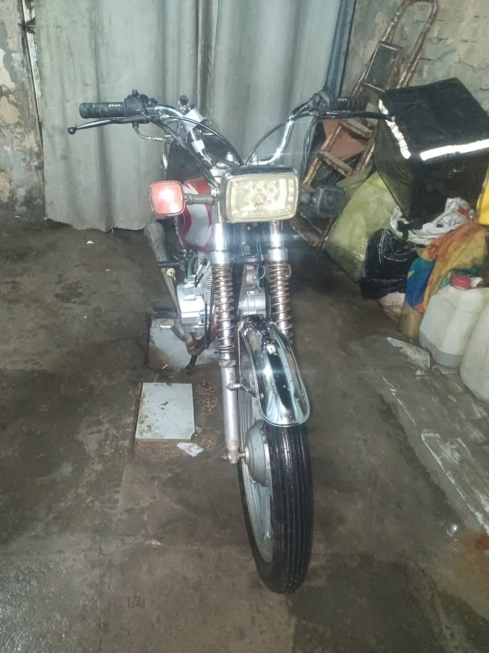 للبيع سيفان كلك بدون اوراق  مكينه حلوه وناعمه سلف هندر لايت اشاير اماميه هورن دبل اشاره بكليات جوزه كلهن شغالات نقص دشبول وشا يا ر خلفيه فقط ابريك خلفي  امامي شغالات لا تنقيص ولا تبخير دراجه حلوه مكاني بغداد الشعله***********بي واتساب السعر 360الف وبيها مجال
