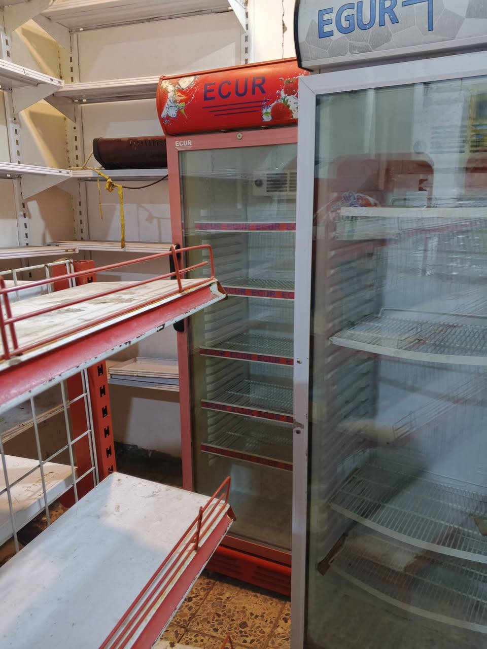 السلام عليكم غراض محل للبيع شلع رفوف وسفينه وعرضات اربعه ومجمده نضيفات كلش
التصال *********** وبي واتساب
