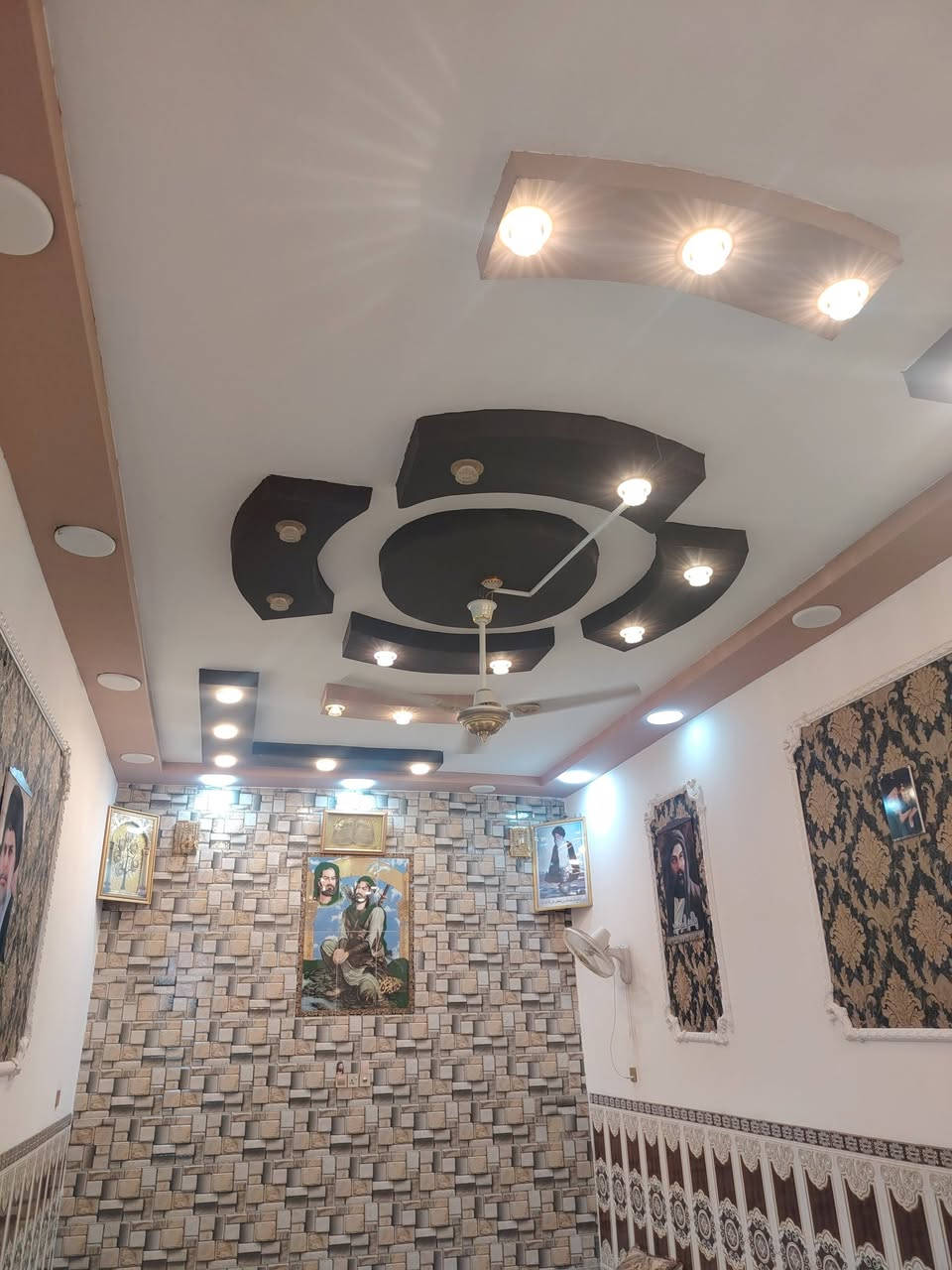 دار حديث للبيع الاسكان الصناعي🌟
📍 الاسكان الصناعي 
🏠 طابقين
📐 المساحة: 200 متر
📑 نوع العقار: طابو 
↔️ الواجهة 10متر والنزال 20 متر
✨ يحتوي على: ▪️ 4غرف نوم
▪️ صالتين
▪️ ديوانية
▪️ مطبخ
▪️ صحيات 3
للاستفسار ***********
