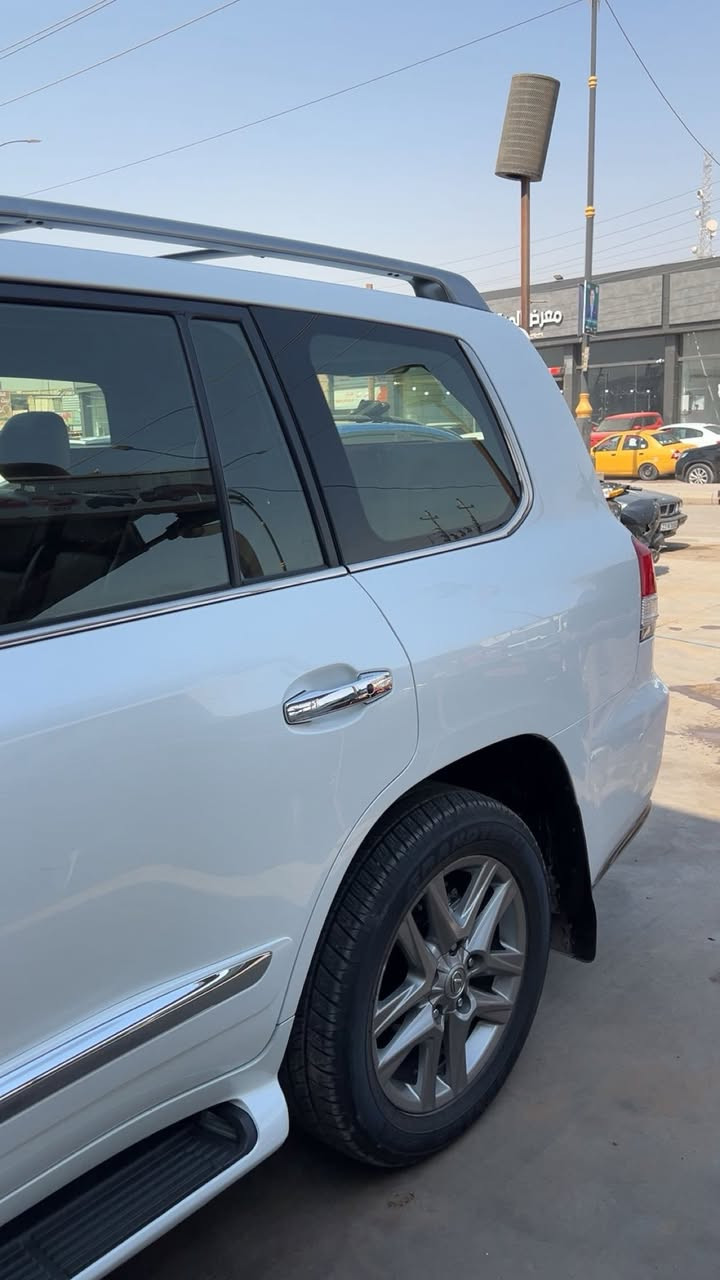 لكزس 2015 5.7LX
بريم اصل مكفوله كفاله عامه السياره من الدعاميه لدعاميه 
فوول موصفات
محركV8.570 ماشيه .175 الف
مواصفات الكزس معروفه.فوول LX.5.700
داخل احمر اصلل  🍒
سياره جاهزه وجديده جدا وستعمال شخصي طخم تاير جديد دنلوب ياباني قبل سبوع شاده مابيها نقص ترايك للسعوديه بيها
السعر عالاتصال
***********

مكان السياره ميسان العماره
