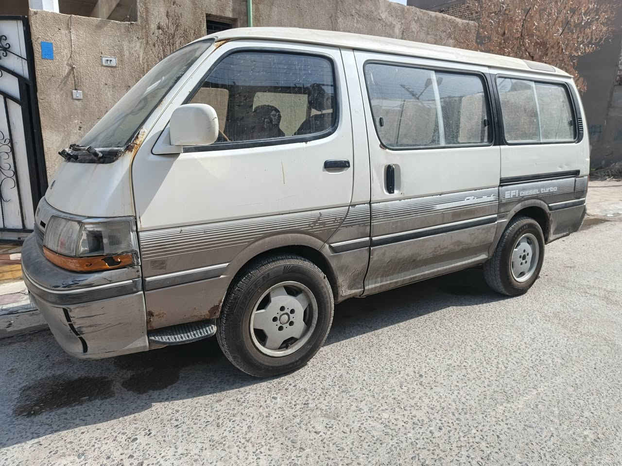 السلام عليكم
كيا هايس للبيع موديل 2000

رقم بصره خصوصي كير مكينه كفاله حداديه تخم تاير 

مكانها بصره السعر 40$ وبيها مجال تفاصيل أكثر اتصال

***********
