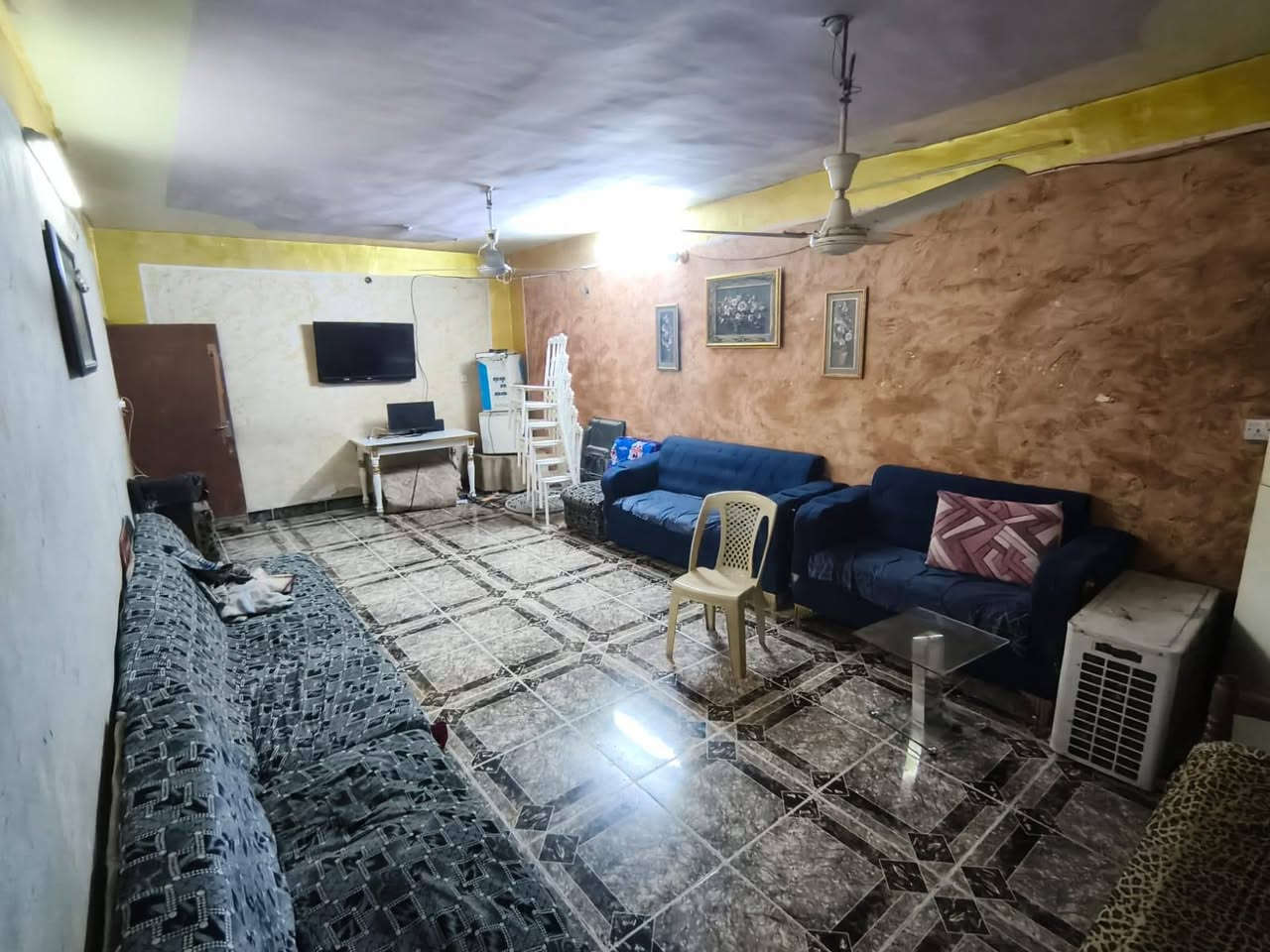 سلام عليكم بيت للبيع في منطقه الحسينيه ملك صرف موقع شارع عشرين جامع الصبار قريب عل شارع موقع تجاري مساحه البيت ((200))  يتكون من طابقين طابق الاول  غرفتين نوم وصحيات داخليه وخارجيه منفصله و استقبال كبير و طرمه كبيره ومطبخ حار بارد وكندور ولطابق الثاني يحتوي علا اربعه غرف نوم وحولي وصحيات الطابقه الثاني نصفه مقسوم ودرج خارجي شبه مشتمل معزول يوجد غرفه جدا كبيره في الطابق الثاني تصلح ل غرفتين نوم ((موقع البيت))  الجريخي شارع عشرين جامع الصبار مدارس مستوصف قريب عل سوك الكبير ولصغير مي كهربائ جاهز ولسعر مناسب جداً البيت يحتاج ترميم الواجهيه ولطرمه الباقي من الداخل كله ترميم جديد رقم الهاتف ((***********))
