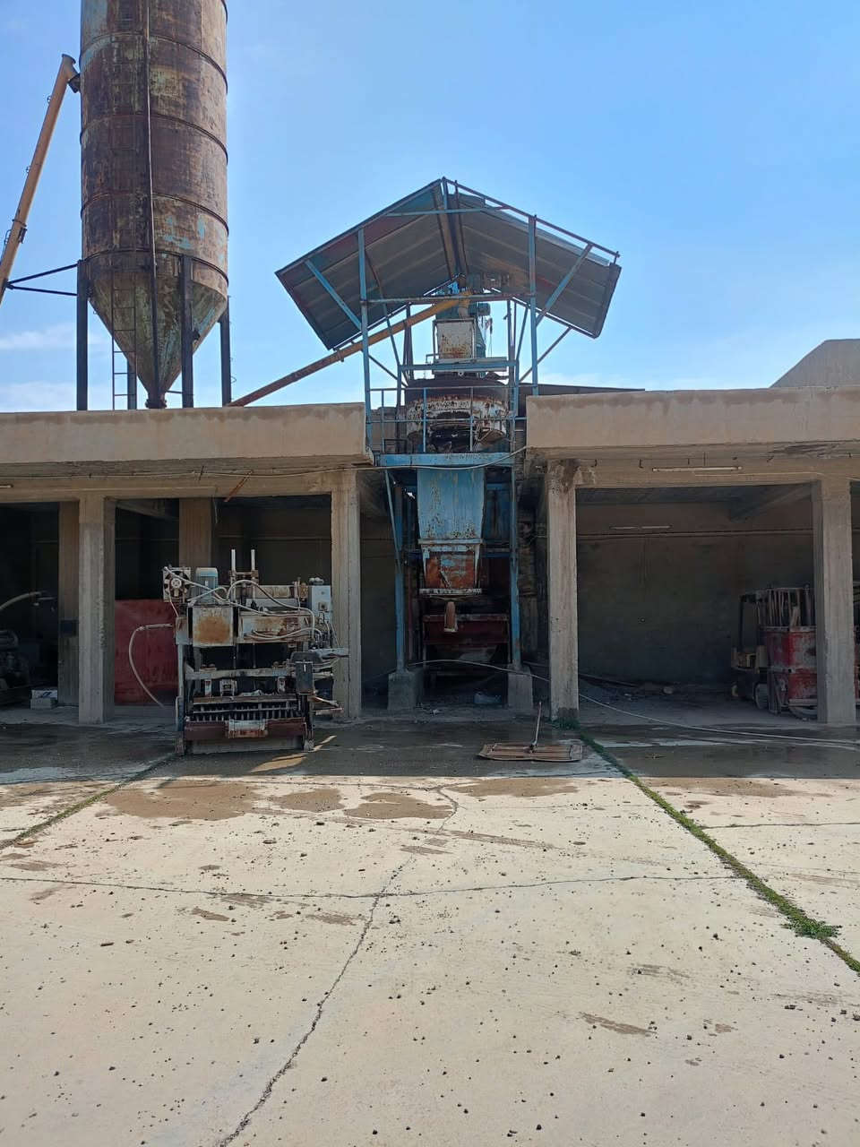 للبيع خباطة اربو الماني معا رافعات عدد2 ومولدة سكانيا 150كيفي واذا تريد غراض متفرقة هم يرهم***********
