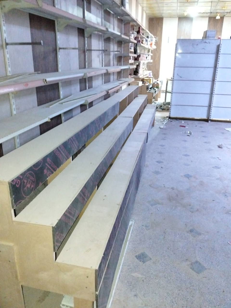 مدمدرجات خشب للبيع عند مزاد ابو ثامر اتصل ***********
