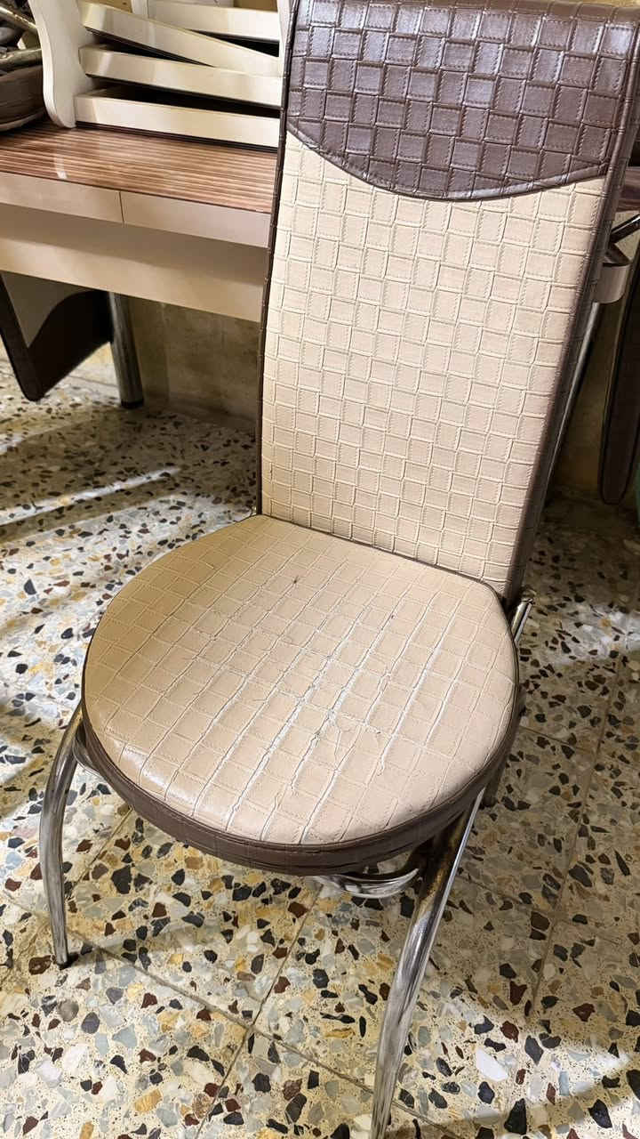 ميز طعام مع 4 كراسي مستعمل بسعر مناسب 
*********** البصره القبله حي الجامعه
