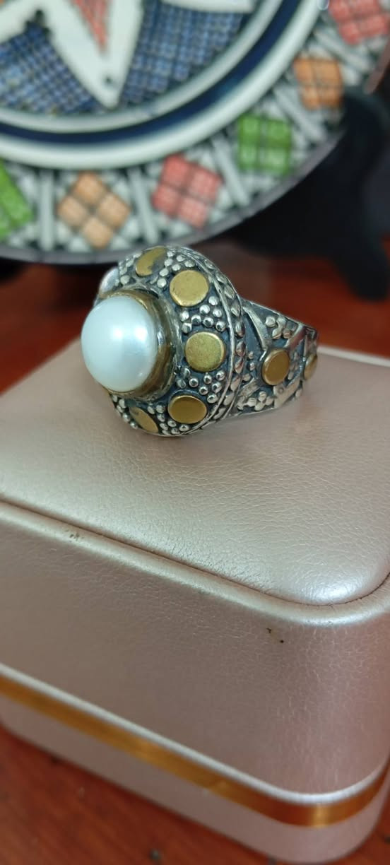 A beautifully crafted taper ring crowned with a pearl


**إذا كنت صاحب هذا الإعلان وتريد حذفه لأي سبب، رجاءا أرسل رسالة إلى الدعم الفني**