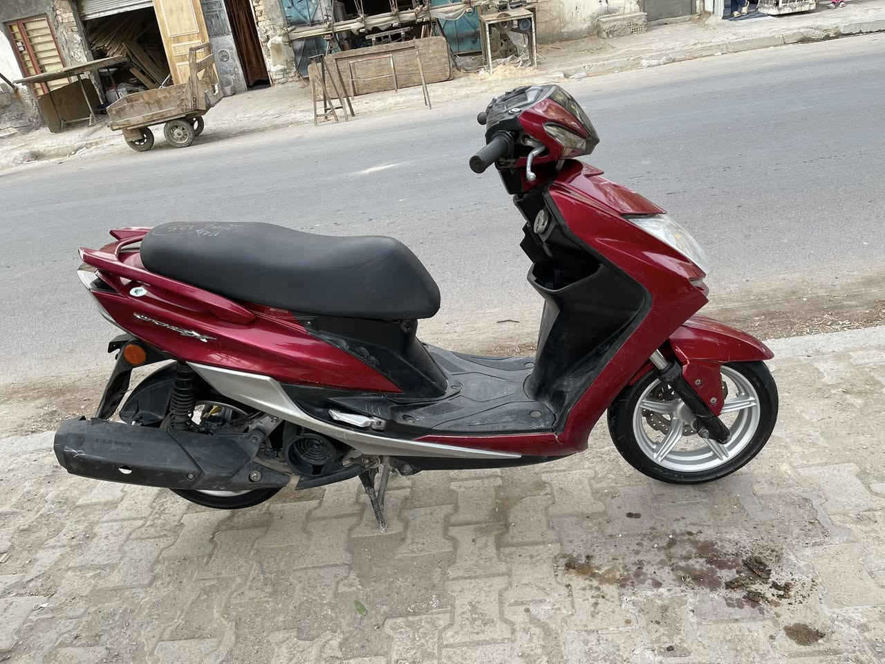 السلام عليكم سكنس شمعه كوري مكينه مكفوله وناعمه شلعه ومعدل خير من الله فقط ينرادلها واقيه صالنصه شوي تعبانه لسعر 1300 وبيها مجال مكاني الشعله للاستفسار ‭0773 046 7340‬
