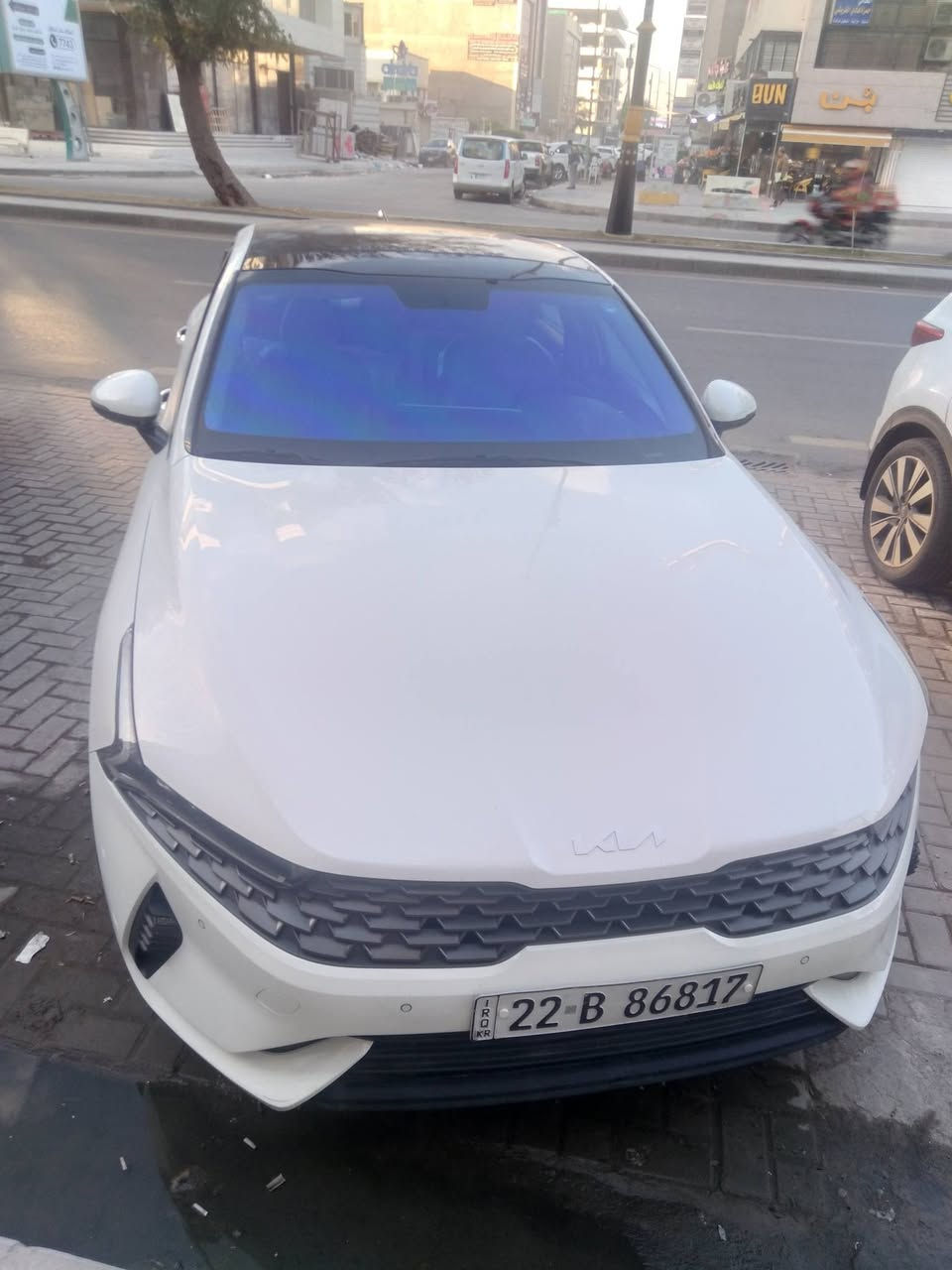 السلام عليكم.. 
كيا k5 خليجي مواصفات كامله موديل 2023بصمة تشغيل وأبواب وصندوق . بانوراما . داخل جلد ابيض . كشنات كهرباء . سايد بيك دكمه . تدفئة مقاعد أماميه.  تشغيل عن بعد .. وبعد بيها مواصفات محرك 2000 دوش السيارة كفاله عامه ماشيه 85000mk  .. الاتصال *********** مكان السيارة بغداد الحارثية.... السعر  21500 $ وبيها مجال قليل..
