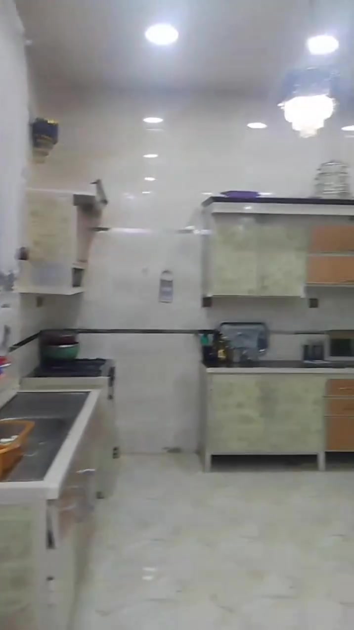 سلام عليكم بيت مساحة ميتين مساحة كليه ثمنميه بيت طابقين يحتوي على عرف ثنين فوك وثنين جوه في منطقت الرشديةمنطقت المراسمه سند خمسه وعشرين الوجهة سته وعشرين ستفسار على رقم ***********

