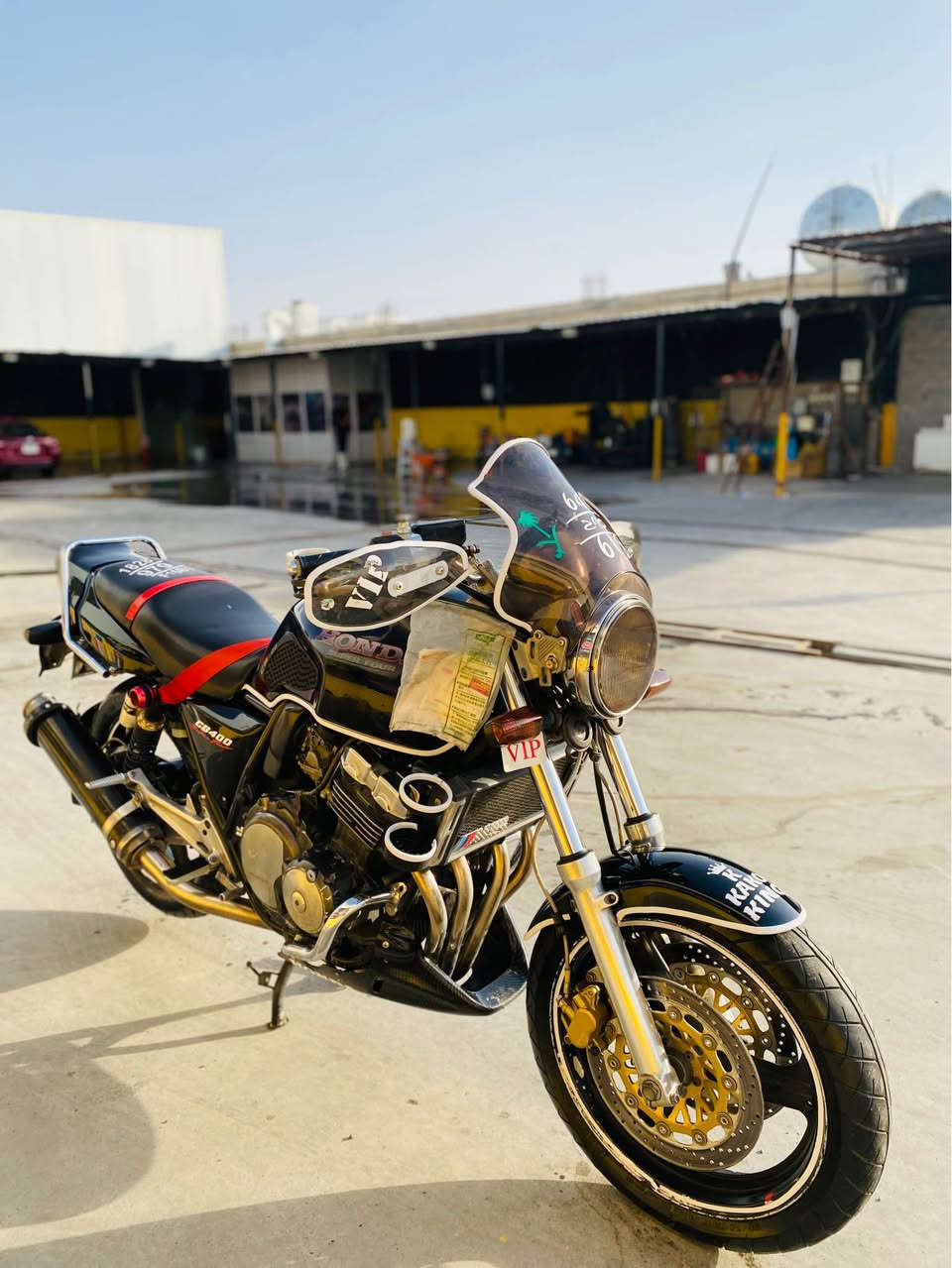 Cb400🔥 بۆ فرۆشتن
مۆدیل ١٩٩٨
بێ سبوخ 
گێڕ و مەکینە بەشەرتی ١٠٠وەستا
هەردوو تایەی نوێ 
ڕۆن و فلتەری نوێیە  
گزۆز سپۆڕت سەوتەکی خۆش 
کامل جوانکاری
شوێن هەولێر - قوشتەپە
*********** أربيل, العراق
