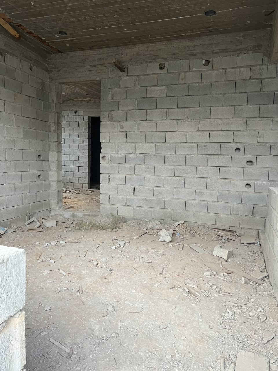 السلام عليكم يوجد بيت للبيع المساحة 200 بيت مابقي شي ويكمل طابقين و6 غرف نوم ومطبخ حار وبارد واستقبال بيت خريطة كلش حلوه بالعافيه على الياخذه السعر 110 وكاملة معاملة وطالعين عليه كشف هم تبليط ومي وكهرباء كامل الخدمات رقم الأهاتف ***********. تقاطع القدس خلف جامعة الرافدين
