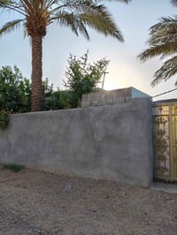 يوجد بيت مساحه 300 متر يحتوي على ٢غرف نوم واستقبال وصحيات ومطبخ طابو ز...