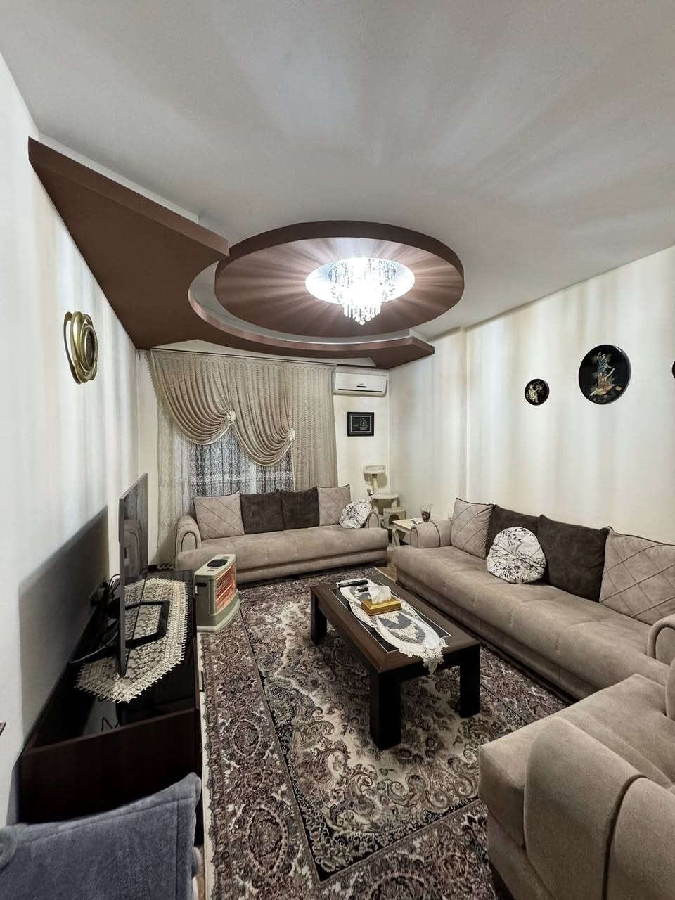 شقة فارغة للبيع في دهوك في مجمع
‏/ Kato / بحالة ممتازة و بموقع و واجهة مميزة

‼️ اذا كنت ترغب في بيع شقتك يمكنك التواصل معنا على الارقام التالية 

مجمع / Kato / دهوك
الطابق / 6
المساحة / 220 م

 غرف نوم عدد 4 /  استقبال /  مطبخ /  صحيات / بلكونة
 

‏‎‏‎للاستفسار الاتصال على 
‏‎‏‎مكتب VIP للعقارات / دهوك 

*********** /  *********** 

‏‎‏#realestate #duhok #عقارات #explore #viral
