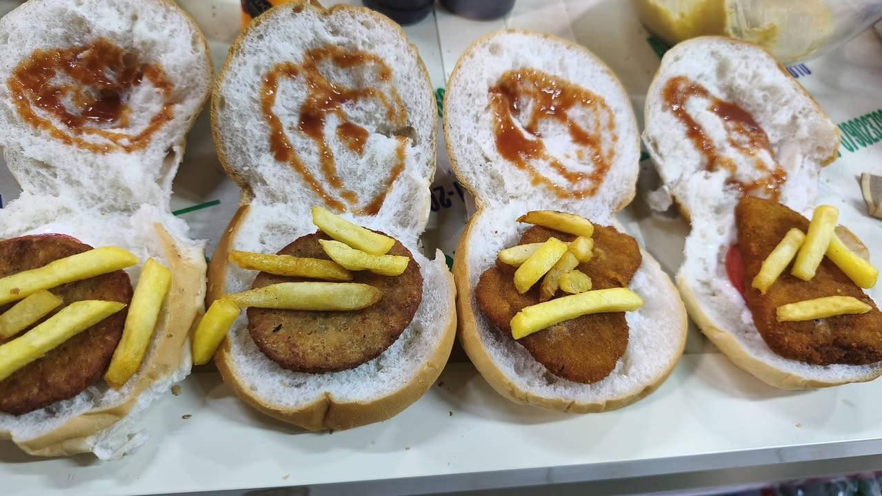 السلام عليكم.بسم الله والحمدلله.كافتريا الزعيم.للآكلات الشعبية .متواجدين يومياً بعد صلاة التراويح .يوجد كافة الأكلات .مخلمة 2000.عروك750.كبة750.بورك 500.ستيك1000 .بركر1000 دجاج.شاورما.1000.صاج دجاج1000.فلافل 500.عجين فلافل.العنوان السكك قرب جامع الشهيد مقابل ثانوية الأوائل الأهلية للبنات .مجاور صيانة ابونصر الدين


**إذا كنت صاحب هذا الإعلان وتريد حذفه لأي سبب، رجاءا أرسل رسالة إلى الدعم الفني**