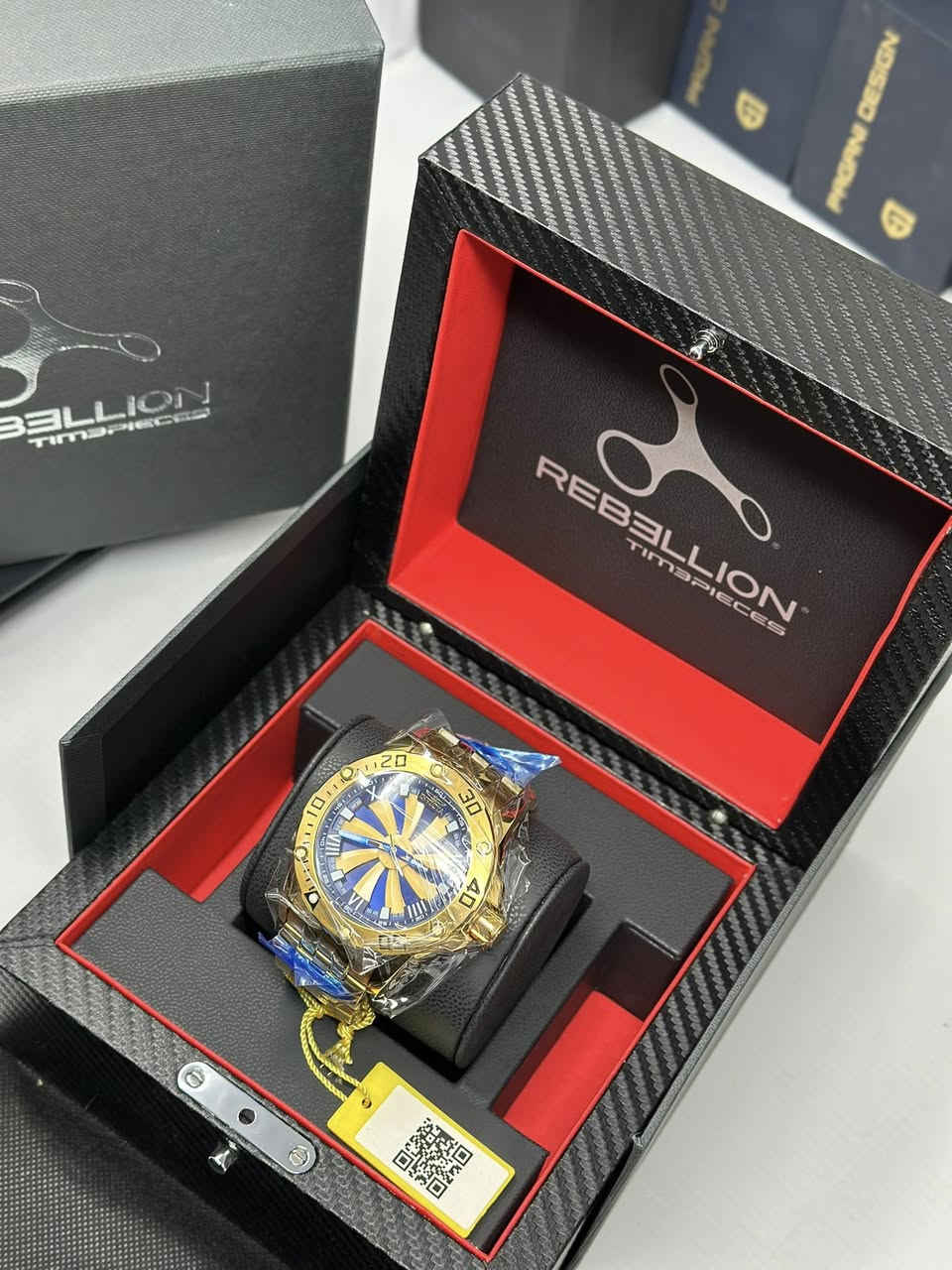 ((شباب مزاد من 50 الف)))
الساعة المعروضة في الصورة هي ساعة إنفيكتا سبيدواي توربين (Invicta Speedway Turbine)، وبالتحديد الموديل 25851. 

المواصفات الرئيسية:
الموديل: Speedway 25851.
الحركة: أوتوماتيكية (Automatic) من نوع NH35A، وتتميز باحتياطي طاقة يصل إلى 41 ساعة.
التصميم: تتميز بمينا (قرص) باللونين الأزرق والذهبي بتصميم "توربين" أو "مروحة" دوارة.
الهيكل والسوار: مصنوعان من الفولاذ المقاوم للصدأ المطلي بالذهب الأصفر.
المقاس: قطر الهيكل يبلغ 49 ملم.
مقاومة الماء: تصل إلى عمق 100 متر (330 قدم).
مميزات إضافية: أرقام رومانية ومؤشرات مضيئة (Tritnite) للرؤية الليلية. 

تعتبر هذه الساعة جزءاً من مجموعة "سبيدواي" التي تجمع بين الأناقة الرياضية والتصميم الجريء.


**إذا كنت صاحب هذا الإعلان وتريد حذفه لأي سبب، رجاءا أرسل رسالة إلى الدعم الفني**