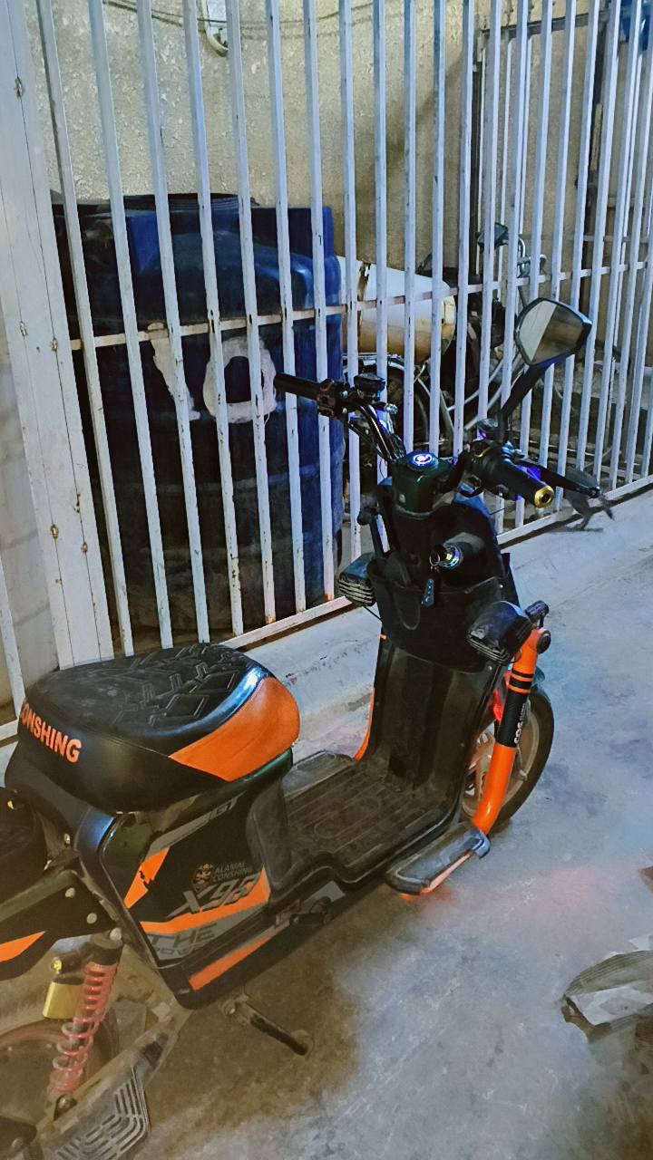 سلام عليكم
دراجه x900 مجرد كفر كدام مكسور 

الدراجه البطاريات جديدات و ستعماله بصيط 

كفرات موجوده بس ملتهي بل شغل وماعندي مجال اجيب له كفرات الدراج سرعته الحقيقي 45 بل شاشه تطلع 119 و 4 سرعات  الملف 1000 سعر الدراجه 300 و بيه مجال
للتواصل *********** واتساب مكاني بغداد قرب الطابقين
