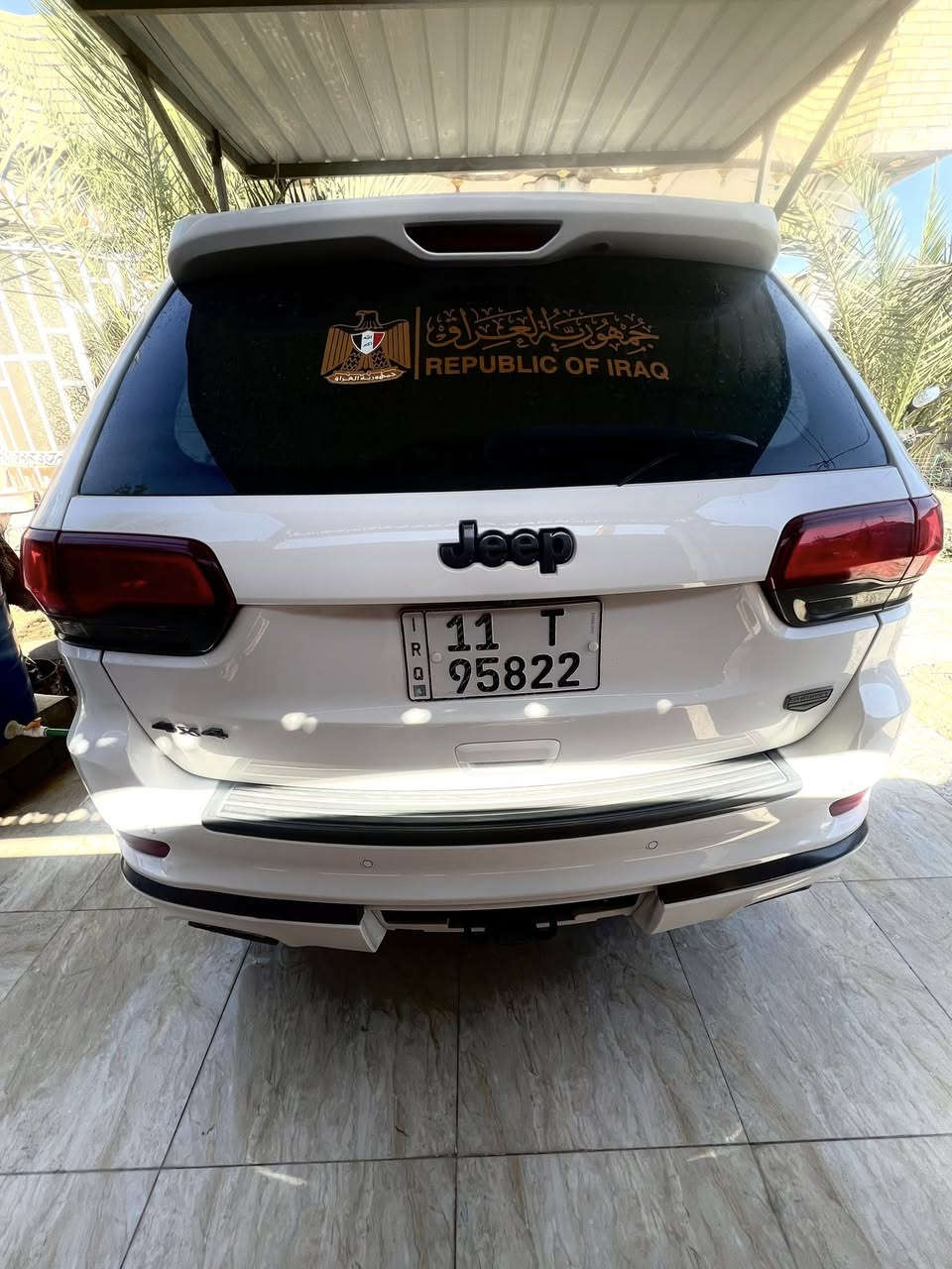 جيب گراند شيروگي ٢٠١٨
سومت اعلى فئه بالجيب
الموصفات: 
 

المحرك:  V6 سعة 3.6 لتر
 قوة 295 حصان تقريبًا
 عزم دوران بحدود 353 نيوتن متر
 ناقل حركة أوتوماتيك 8 سرعات

 نظام الدفع:

 دفع رباعي دائم (Quadra-Drive II)
 أوضاع متعددة للطرق (Auto – Snow – Sand – Mud – Rock)

 التصميم الخارجي:

 شبك أمامي مطلي بالكروم خاص بفئة Summit
 جنوط ألومنيوم 20 إنش
 مصابيح أمامية HID مع LED نهاري
 فتحة سقف بانورامية

 الداخلية والراحة:

 مقاعد جلد نابا فاخرة مقاعد أمامية وخلفية مدفأة ومبردة
 مقعد السائق كهربائي مع ذاكرة
 نظام صوتي Harman Kardon بـ19 سماعة
 شاشة وسطية 8.4 إنش Uconnect مع ملاحة

 السلامة والتقنيات:

 مثبت سرعة متكيف (Adaptive Cruise Control)
 نظام تنبيه الاصطدام الأمامي مع فرملة تلقائية
 مراقبة النقطة العمياء + تنبيه خلفي لحركة المرور
 كاميرا محيطية 360 درجة
 حساسات أمامية وخلفية
 نظام ركن آلي (Park Assist)

 مواصفات إضافية:

 تشغيل عن بُعد
 دخول وتشغيل بدون مفتاح (Keyless Enter-N-Go)
 بوابة خلفية كهربائية
 نظام تعليق هوائي (Quadra-Lift) للتحكم بارتفاع السيارة
