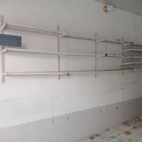 عندي هذا رفوف للبيع السعر 75وبيهن مجال 07702653765