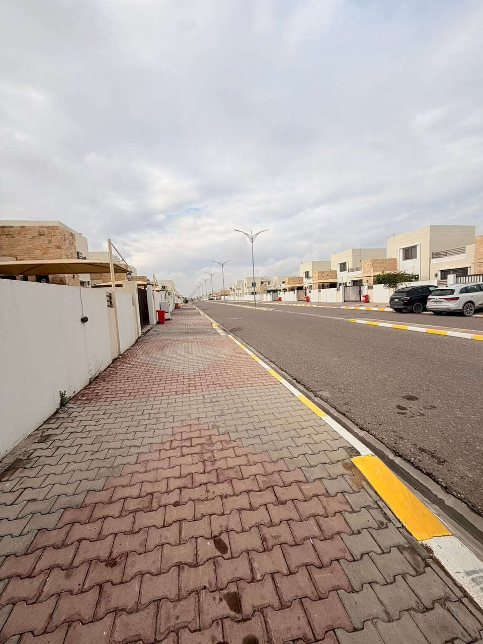 السلام عليكم 
دار للبيع في مجمع بيتي السكني 
ع سايدين مساحة الدار 260 متر 
مقابل السايدين جاهز للسكن ومسدد كامل 
تستلم سند باسمك 
مكون الدار من 
3 غرف. نوم 
صالة+ استقبال 
مطبخ حار+ بارد 
كراج + حديقة 
مناور + مجموعه صحية 2
للاستفسار اكثر مراجعة مكتب عقارات و مقاولات السردام او الاتصال 
***********
***********
