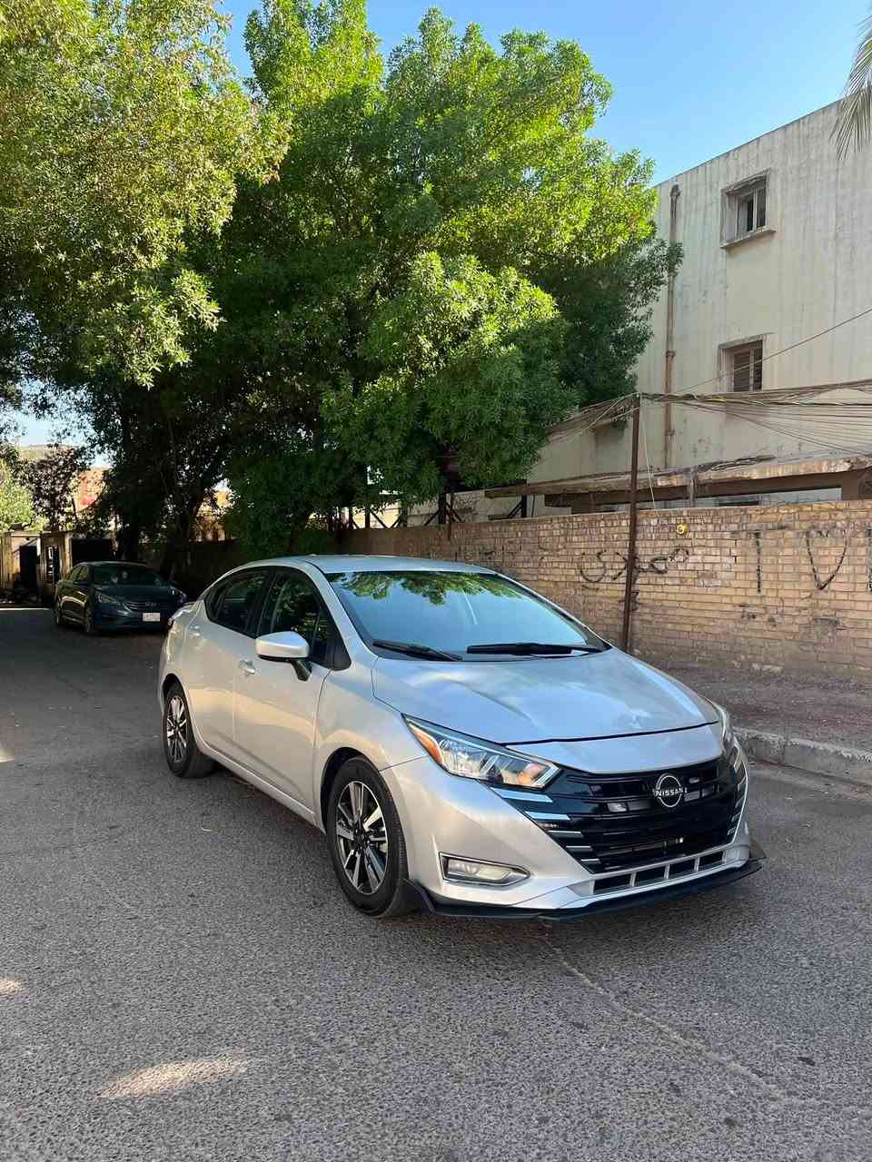 سلام عليكم حبايب للبيع  بنضام قصاط فقط نيسان فيرسه موديل 2025 ورد امريكي حادثها جاملغ وبنيد موصفاتها رادار امامي رادر جانبي بصمه تحكمات ستيرن ماشيه ١٢ الف دخول جديد مرقم بغداد بسمي مكاني بغداد حي تونس لاستفسار خاص ***********
