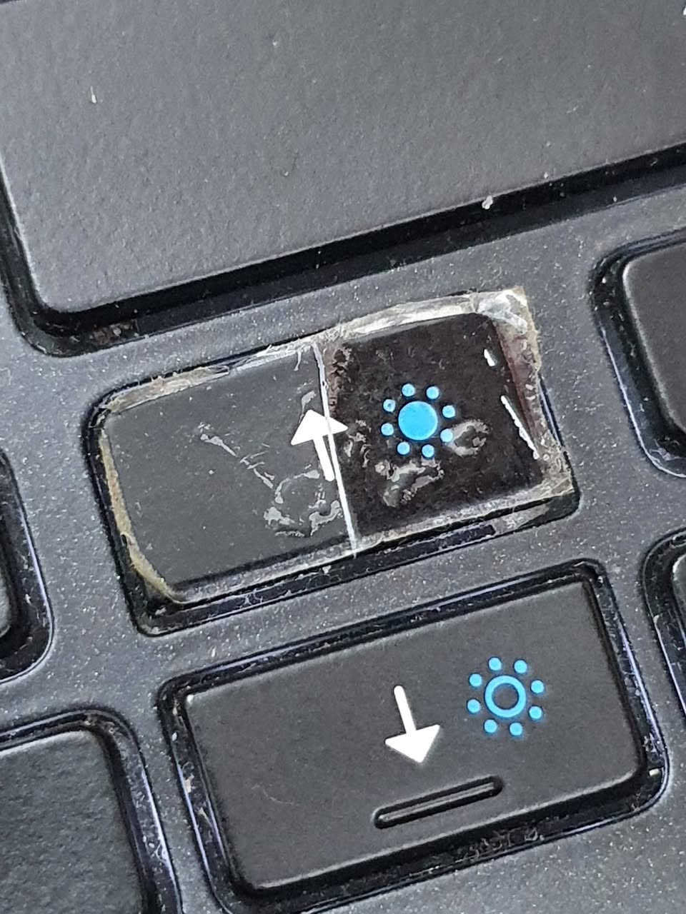 لابتوب ديل لاتتيود 7290 سوبر سلم لمس
I7 جيل 8 نوع u 

رام 8 ddr4 

كيبورد عربي انكليزي ضوئي

كرت شاشه انتل 4 كيكا

ذاكره 120 كيكا m.2

دقه الشاشه 1080-1920 

نضافه الجهاز 90% 

فقط بطاريته تعبانه كلش يشتغل علشاحن 
و زر السهم مفطور كما موضع في الصوره

يجي ويا الجهاز شاحن اصلي 65 واط

سعر 190قفل 

توصل لكل العراق موجود

تواصل  واتس ***********
