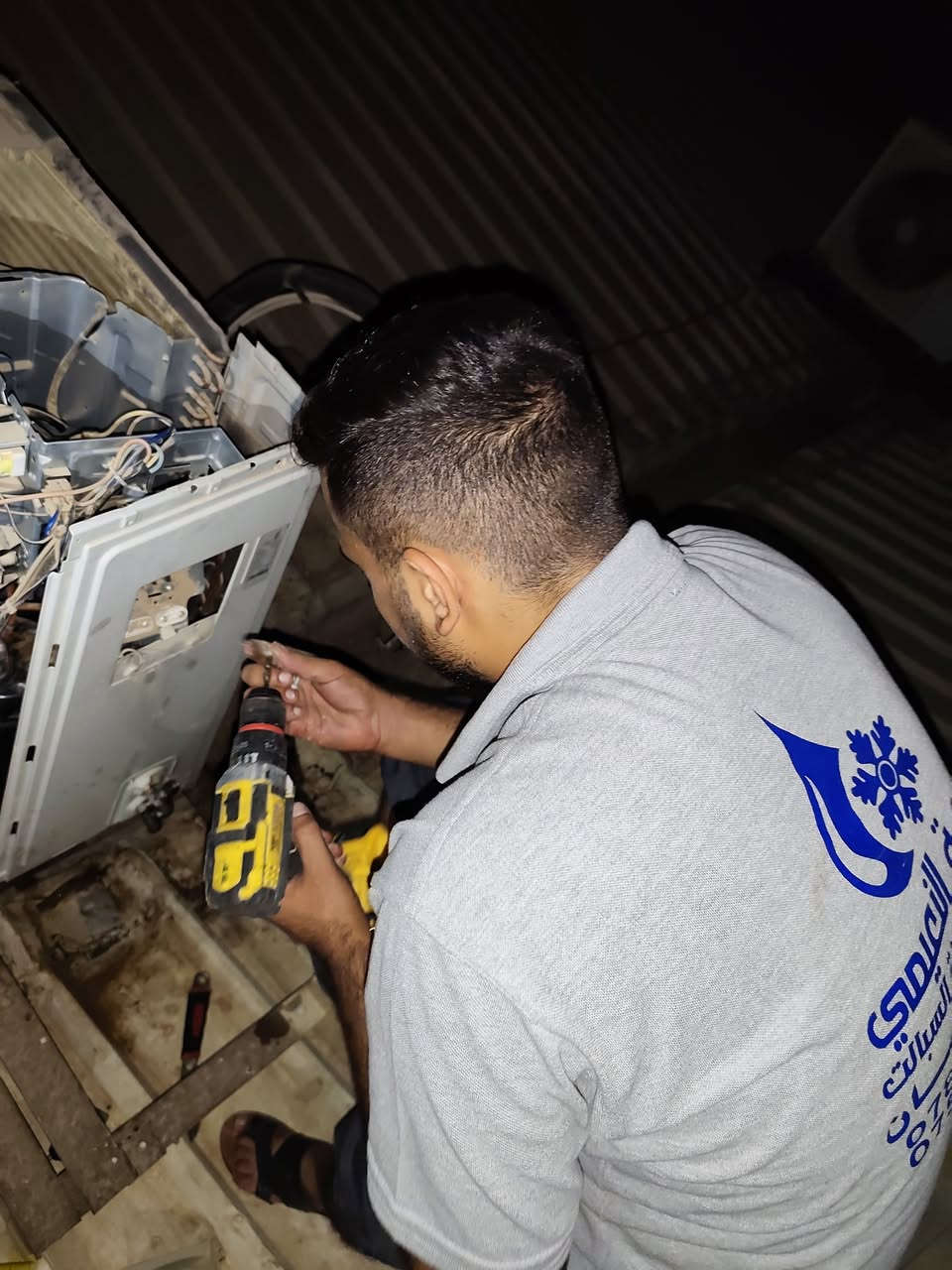 إعلان شركة النعيمي للتبريد والتكيف
خدماتنا المتكاملة
شركة النعيمي تقدم لكم مجموعة متنوعة من الخدمات بأعلى مستويات الجودة والاحترافية:مع وصل ضمان في العمل يضمن حقك 
تنصيب وتصليح كافة السبالت: نحن خبراء في تركيب وصيانة جميع أنواع مكيفات الهواء، نقدم لكم حلولاً مريحة وفعالة لضمان راحتكم في جميع الأوقات.
تصليح كافة المجمدات والثلاجات: نقدم لكم حلول سريعة وفعالة لأعطال أجهزتكم المنزلية لنضمن استمرار عملها بكفاءة.
تنصيب جميع أنواع الكاميرات: نوفر لكم أحدث أنظمة المراقبة لضمان أمان ممتلكاتكم وسلامتها.
فريقنا والضمان
نعمل بفريق هندسي مختص يضمن لكم أعلى مستويات الجودة. نقدم وصل ضمان على جميع أعمالنا لنوفر لكم راحة البال والثقة في خدماتنا.
موقعنا
العنوان: الفلوجة، شارع السينما القديمة، مجاور مخبر الأندلس.
للاستفسار والاتصال
يمكنكم التواصل معنا عبر الأرقام التالية لأي استفسارات أو لحجز موعد:
***********
***********
نحن في خدمتكم دائماً ونسعى لتلبية جميع احتياجاتكم بأفضل الطرق الممكنة!
