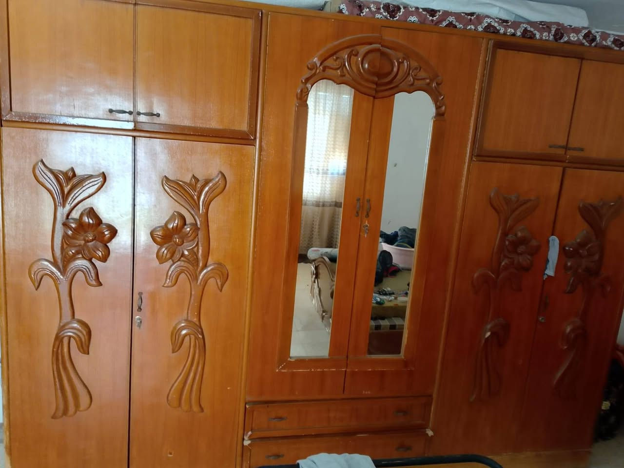 خشب ثقيل ونظافه مثل ما بل صوره اي استفسار اتصال على رقم عنوان الغرفه فيصليه
***********
