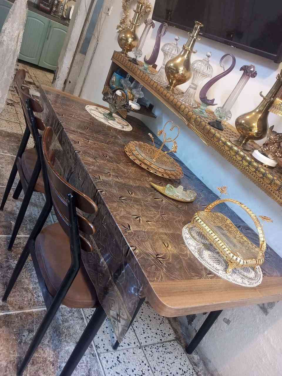 ميز طعام خشب ثقيل مع ثنين كراسي نظيف يتكبر ويزغر لسعر 75مكاني مشتل شارع لمطبك *********** بغداد, العراق
