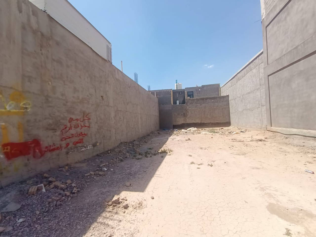 للبيع او الايجار  إرض تجاري تجاري 
مساحه الارض /200م
الواجه/10
النزال /20
الارض في الكرغوليه على شارع العام قرب مسبح المغلق 
الاستفسار/ ***********
والاستفسار /***********
متواجد فيس أو واتساب

