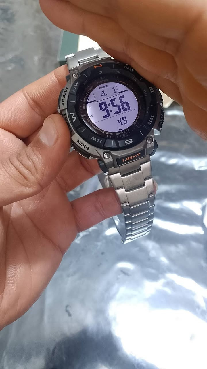 (Casio Pro Trek PRG-340T)
جديد وكالة مع العلبة والملحقات 
تتميز هذه الساعة المخصصة للمغامرين ومحبي الأنشطة الخارجية بمجموعة شاملة من المواصفات والميزات المتقدمة. 
الميزات الرئيسية:
الطاقة الشمسية (Tough Solar): تعمل الساعة بنظام الشحن الشمسي، مما يلغي الحاجة لتغيير البطاريات ويضمن التشغيل المستمر. 
المستشعر الثلاثي (Triple Sensor): تتضمن بوصلة رقمية، مقياس ارتفاع، مقياس ضغط جوي، ومقياس حرارة لتوفير بيانات دقيقة عن البيئة المحيطة. 
مقاومة الماء: مقاومة للماء حتى عمق 100 متر (10 بار)، مما يجعلها مناسبة للسباحة والأنشطة المائية. 
هيكل وسوار من التيتانيوم: السوار والهيكل مصنوعان من التيتانيوم خفيف الوزن وعالي المتانة. 
شاشة LCD مزدوجة: تتميز بشاشة عرض مزدوجة الطبقات لرسومات البوصلة ووظائف الساعة، مما يسهل القراءة. 
مواد حيوية صديقة للبيئة: صُنع الهيكل وبعض المكونات من مواد بلاستيكية حيوية (Bio-based resin) للمساهمة في الحفاظ على البيئة. 
المواصفات والوظائف الإضافية:
إضاءة LED تلقائية بالكامل: توفر إضاءة خلفية واضحة في الظلام. 
التوقيت العالمي: تعرض التوقيت لـ 31 منطقة زمنية مختلفة (48 مدينة). 
ساعة إيقاف ومؤقت: تتضمن ساعة إيقاف دقيقة ومؤقت عد تنازلي. 
منبهات يومية: تحتوي على 5 منبهات يومية مع إشارة الوقت بالساعة. 
عرض شروق وغروب الشمس: ميزة مفيدة لعشاق الطبيعة والمغامرين. 
مقاومة درجات الحرارة المنخفضة: تعمل بكفاءة في درجات حرارة تصل إلى -10 درجات مئوية. 
تقويم تلقائي كامل. 
حجم العلبة (الطول × العرض × الارتفاع)
54.7 × 51.7 × 15.1 مم
وزن الساعة. 87 غرام


**إذا كنت صاحب هذا الإعلان وتريد حذفه لأي سبب، رجاءا أرسل رسالة إلى الدعم الفني**