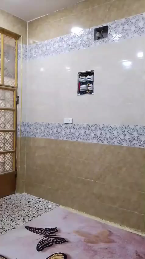 م عليكم بيت للبيع السياحي شارع
بانزين خانه الجواهري او شارع التجار
بشارع فلت حجي محمد المساحة ٢٠٠ متر مربع ١٠ × ٢٠
طابق واحد ستقبال ومطبخ وصالة وغرفتين نوم وخدمات 
وفوك مخزن سندويش شغل البيت درجة أولى من كهرباء كل غرفه ثلاث خطوط خط سبلت وخط صوبه كهربائية أبو الأربع 
وخط وطني وسحب أبو الاثنين ونص يعني كل غرفة ثلاث جوزات بل سركت مي نضام بطاريه النازل  
سعر البيت ١١٥ مليون موبايل ***********
