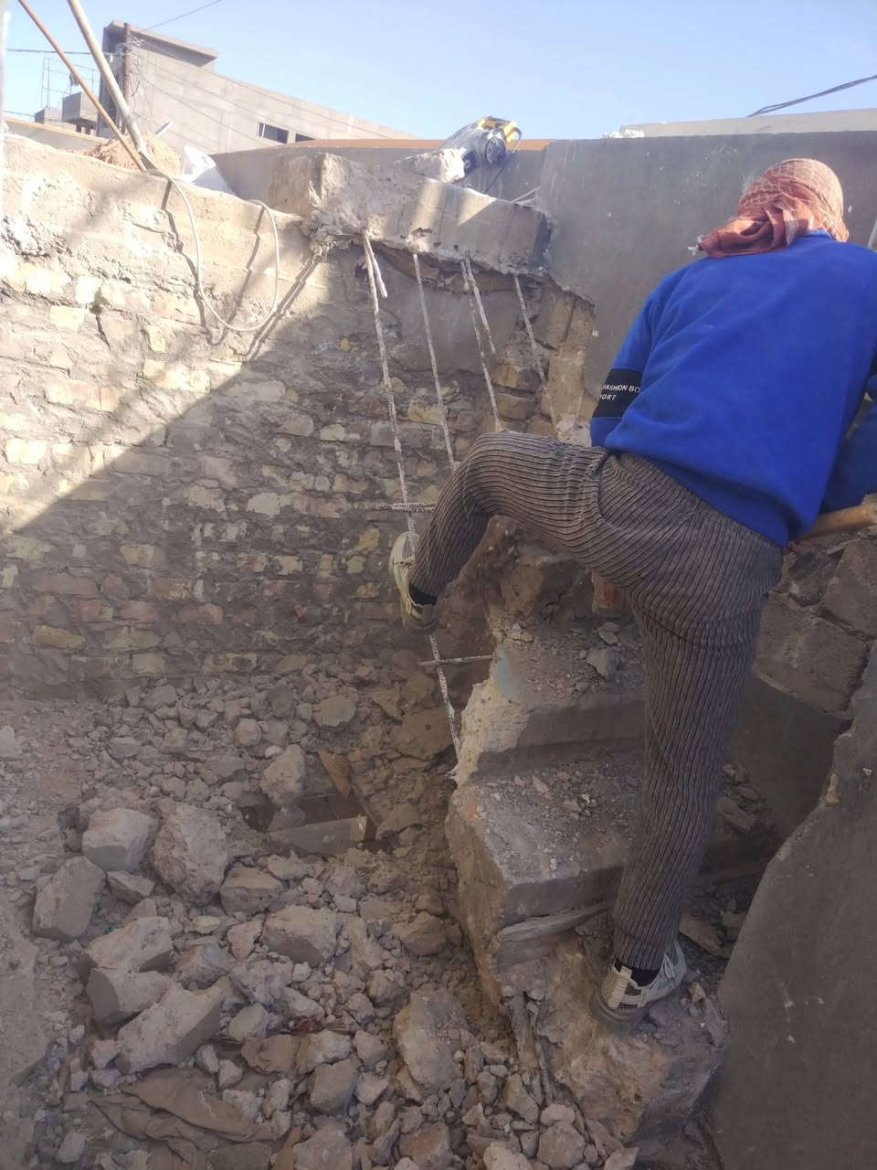 سلام عليكم  / يوجد كادر عمل جاهز/ تصعيد مواد/ تنضيف بيوت/ تفليش/ تكشيط/ تنضيف حدائق/ دفن نهري  /    ماعليك بس تصال على رقم  /     ***********
