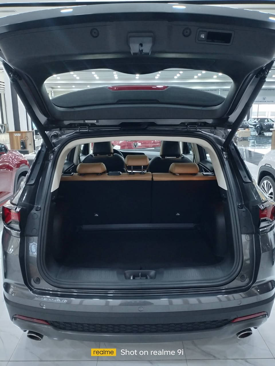 CS35....  2025 سنة الطراز 
عروض راس السنة لفترة محدودة باسعار الكاش وتتوفر عروض الاقساط بدون كفيل 
الاداء 
محرك 1400 توربو يقبل البنزين العادي +قوة الحصان160+العزم 260+حجم خزان الوقود 53L+ناقل حركة 7 سرعات dct+وضعيات قيادة سبورت و نورمال +نظام دفع العجلات 2w+حجم العجلات+18R
المواصفات
كامرة محيطية 360 درجة + فتحة بانوراما +مرايا الابواب مع مؤشر+الصندوق كهربائي+مقعد السائق تحكم كهربائي+شاشة 10.3 انج +فول تحكمات مقود +مانع انزلاق +تحكمات مري من الداخل 
شركة شانجان على سريع الدورة مجاور محطة وقود شواطئ دجله 
للاستفسار:***********.مستشار مبيعات شركة شانجان :حذيفة الشمري
