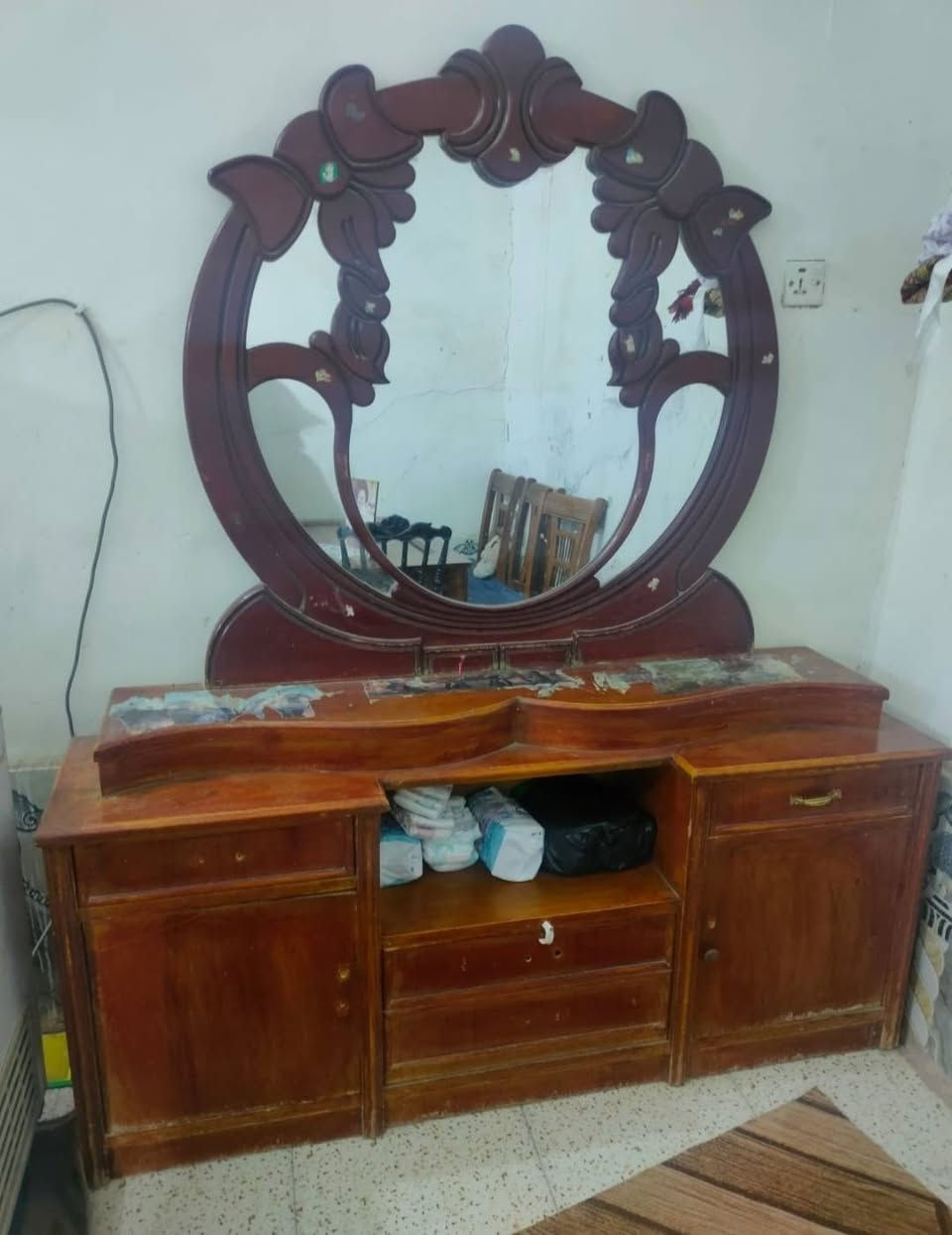 للبيع جربايه وميز مرايه نظافتهن ٧٥ بالميه سعرهن ١٢٥ وبيهن مجال مكانها ديوانيه حي  الصدر الثاني 
***********
