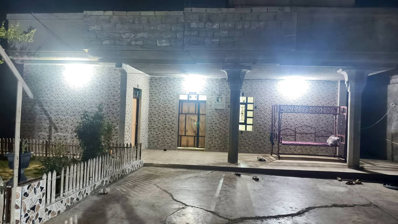 دار معروض للبيع العنوان حي الزهراء قرب حسينية احباب المصطفى خدمات موجود كهرباء + ماء +تبليط المساحة الكلي ٣٥٠ متر بيت بيه ثلاثة غرف نوم واستقبال ومطبخ مع غرفة فوق السطح والبيتونة يعادل غرفة مجموعة صحيات عدد /٢ داخلي وخارج
للاستفسار  الاتصال على الارقام التالية 

اسيا *********** كورك ***********

